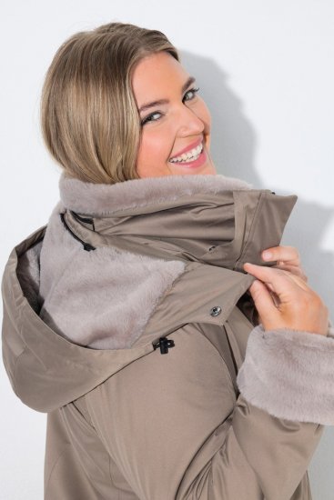 Ulla Popken 850509 Tekoturkistakki Taupe - Takit - Naisten takit plus-koossa