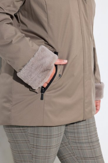 Ulla Popken 850509 Tekoturkistakki Taupe - Takit - Naisten takit plus-koossa