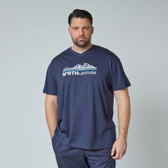North Latitude Mountain T-Shirt V-Neck Tummansininen - T-paidat - Isot T-paidat 2XL – 14XL