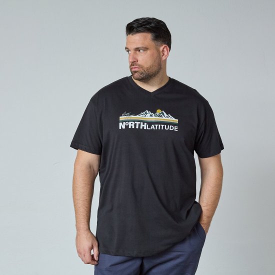 North Latitude Mountain T-Shirt V-Neck Musta - T-paidat - Isot T-paidat 2XL – 14XL