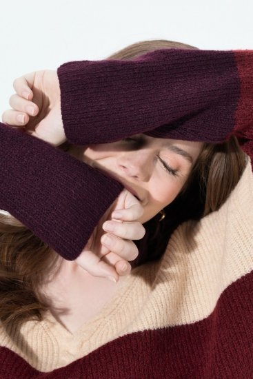 Ulla Popken Cable Knit Block Stripe V-Neck Sweater Dark Ruby - Naisten hupparit ja collegepaidat isot koot - Mukavat collegepaidat, huput ja neuleet